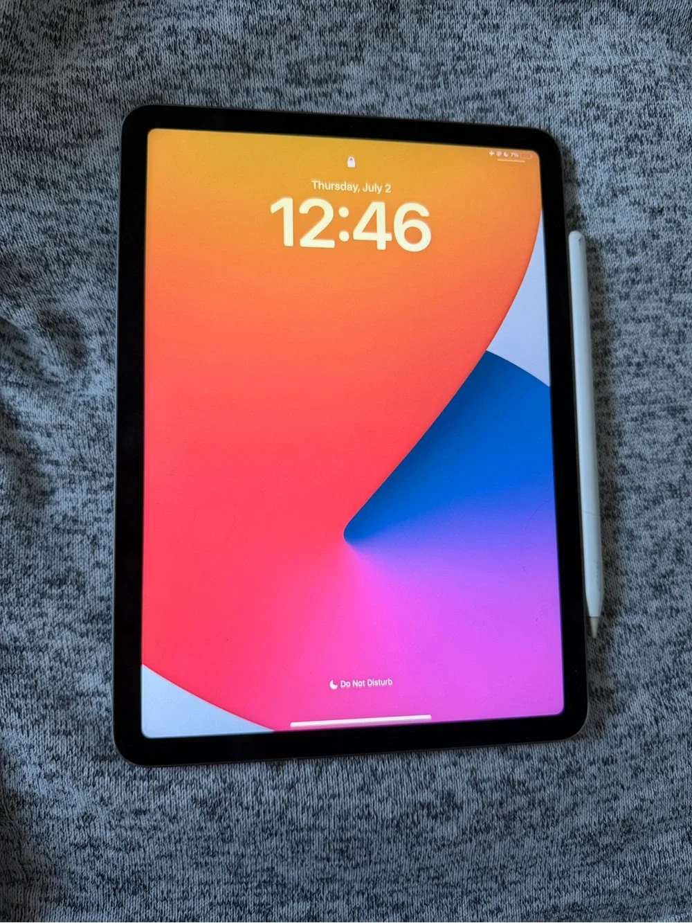 Apple iPad Air Space Gray 4th Gen with White Apple Pencil